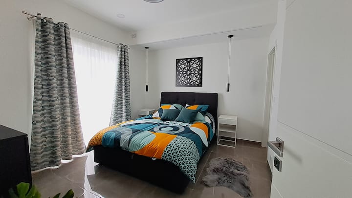Amplio dormitorio doble con vestidor y acceso a la terraza trasera.
