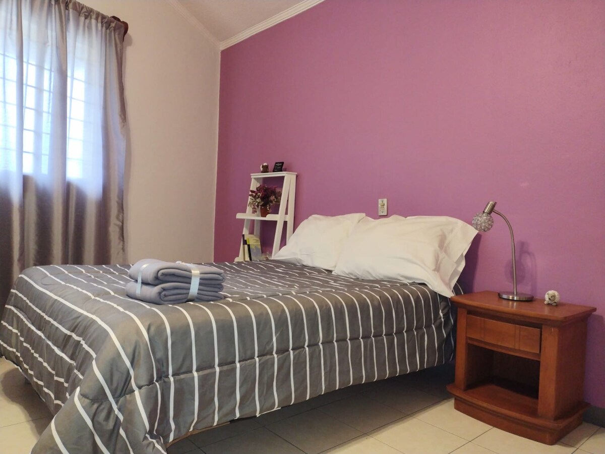 Spálňa 1. Má 1 manželskú posteľ a 1 samostatnú posteľ.