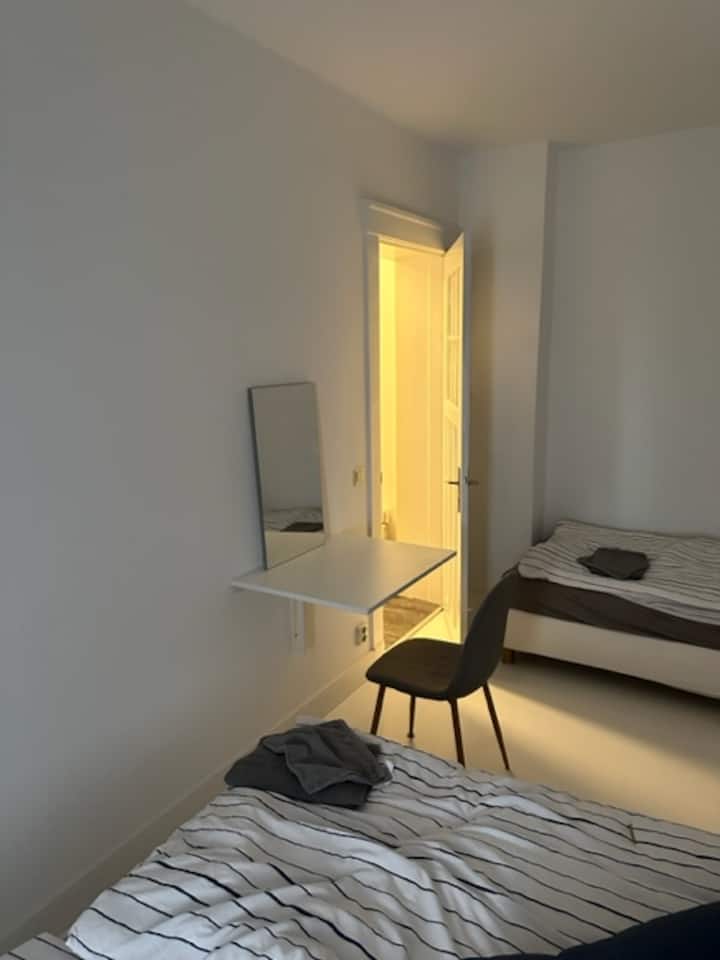 Chumba cha kulala cha 1..
Kingsize boxspring.
Dawati la sanduku moja.
