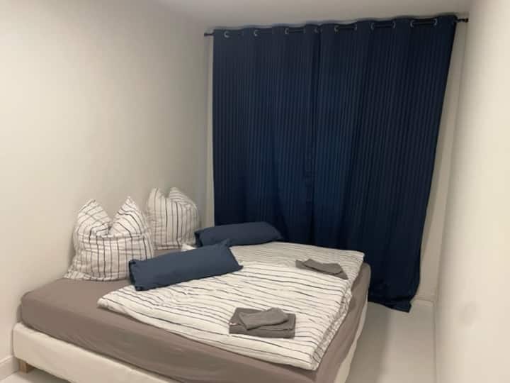 Chumba cha kulala1. Kitanda cha Kingsize Boxspring