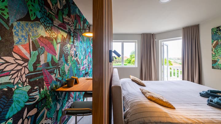 Სამუშაო სივრცე საწოლის უკან. Აქვე განხორციელდა ტროპიკული ატმოსფერო.