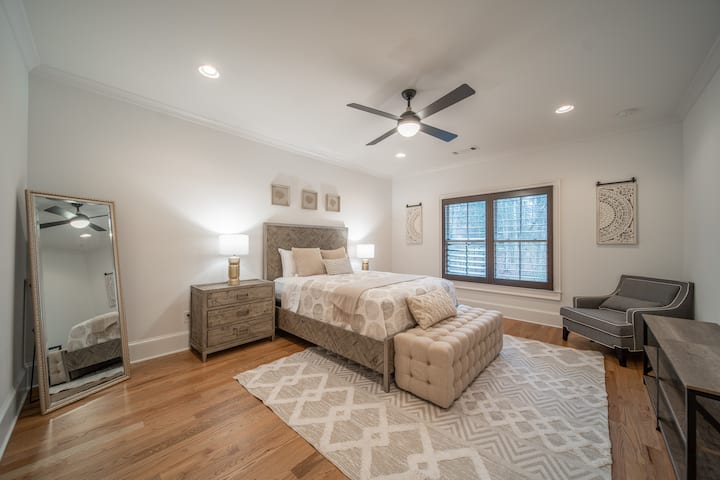 BED ROOM WITH QUEEN BED AND PRIVATE BATHROOM