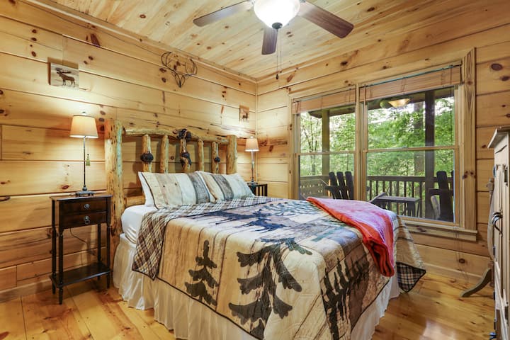 Main bedroom with a queen bed and comfortable memory foam mattress.