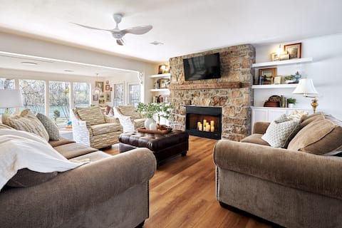 Family Friendly-Riverfront-5 Minutes to LAKE!