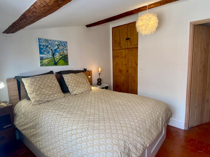 غرفة نوم تضم سرير كوين