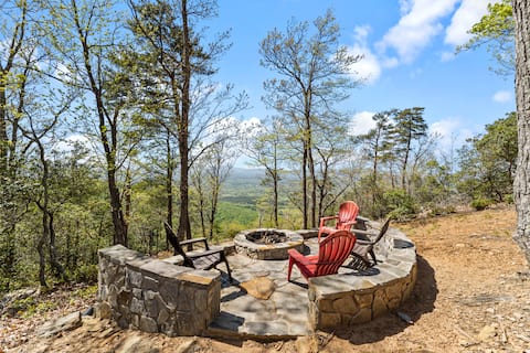 Cozy Cabin w/ Hot Tub - World’s Inn