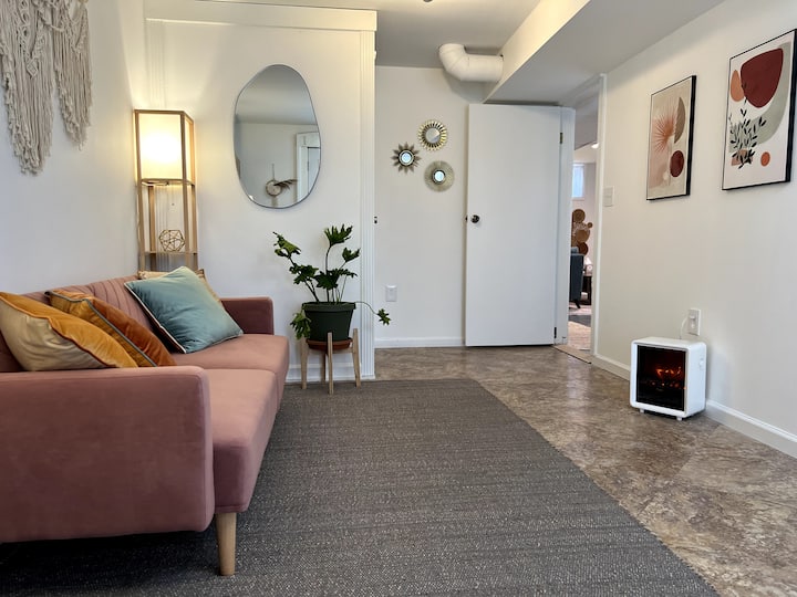 Ovaj se kauč rasklapa u bračni krevet. Imat ćete udoban nadmadrac od 3" od pjene i svu posteljinu kako bi bio udoban prostor za spavanje za malu odraslu osobu ili dijete!