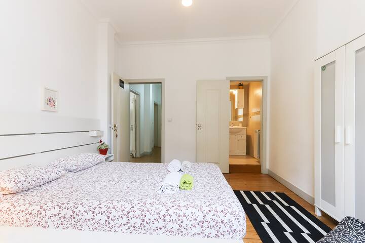 Lisbon Silver Flower, All Apartment gallery image 3