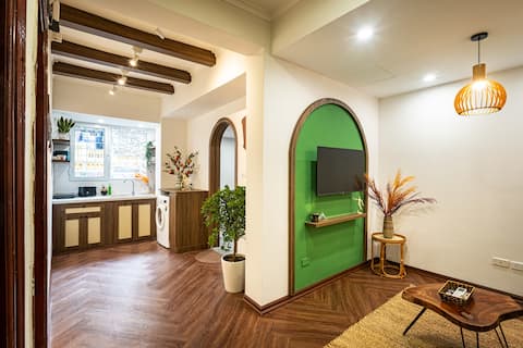Old Quarter 2BR Apt |3 A/C & patio | tub & washer