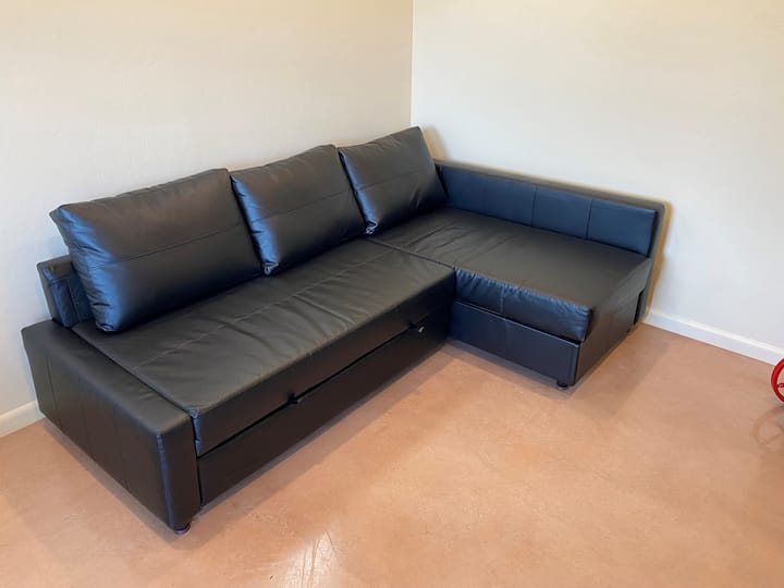 Sofá de la sala de estar que se convierte en una gran cama doble. 