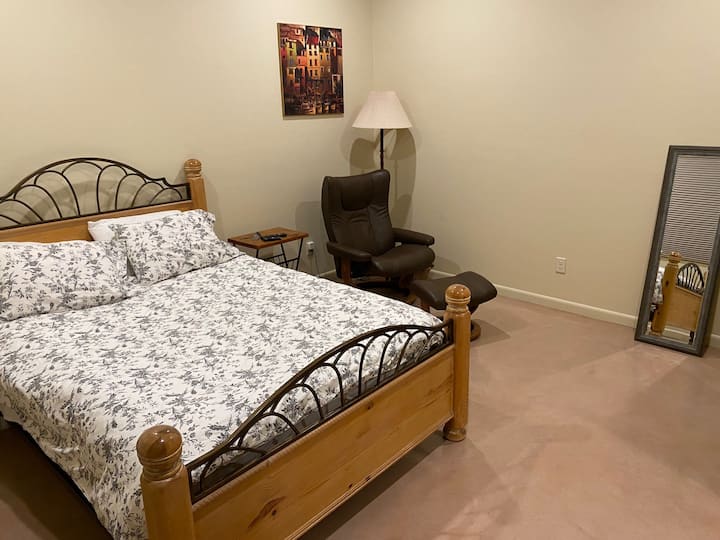 Gran dormitorio principal con cama Queen que tiene un colchón de control del sueño. 