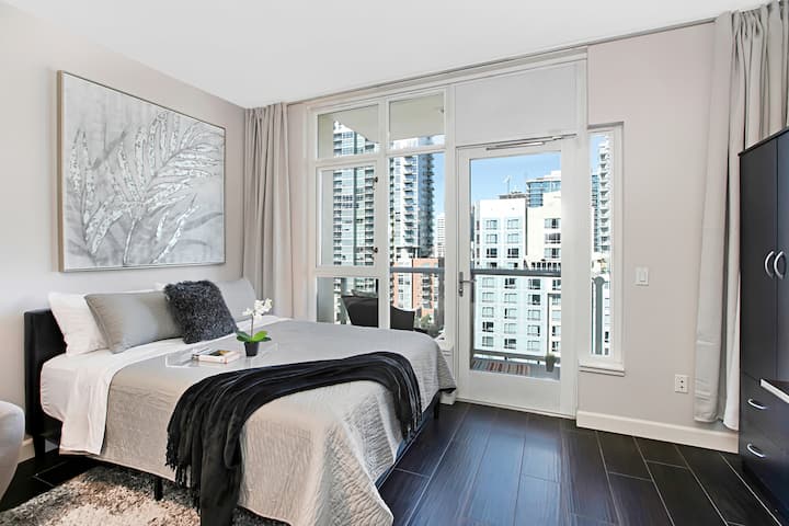 City Suite | High-rise Views | Parking - San Diego, CA