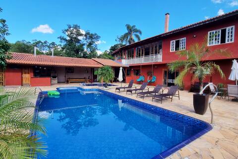 House with swimming pool, heated hydro, lake and gym