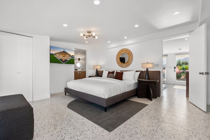 King bed - Bedroom 4 with ensuite bathroom located in casita 1