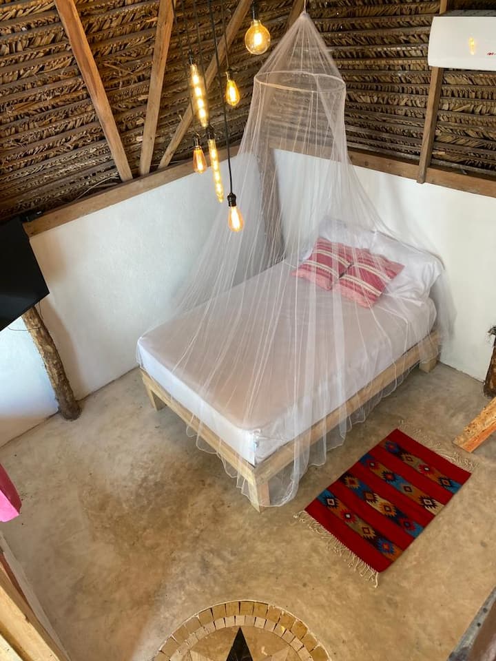 Inomhusstuga (dubbelsäng med myggnät, luftkonditionering, TV och WiFi) privat badrum