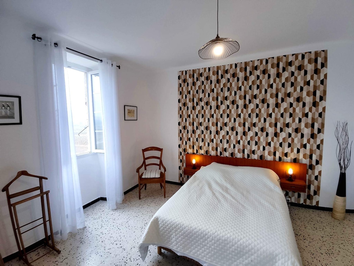 Спална соба 2. Просторна, има 140 кревета
Има корист од голема гардероба и гардеробер.
Нова пружина и душеци во кутија