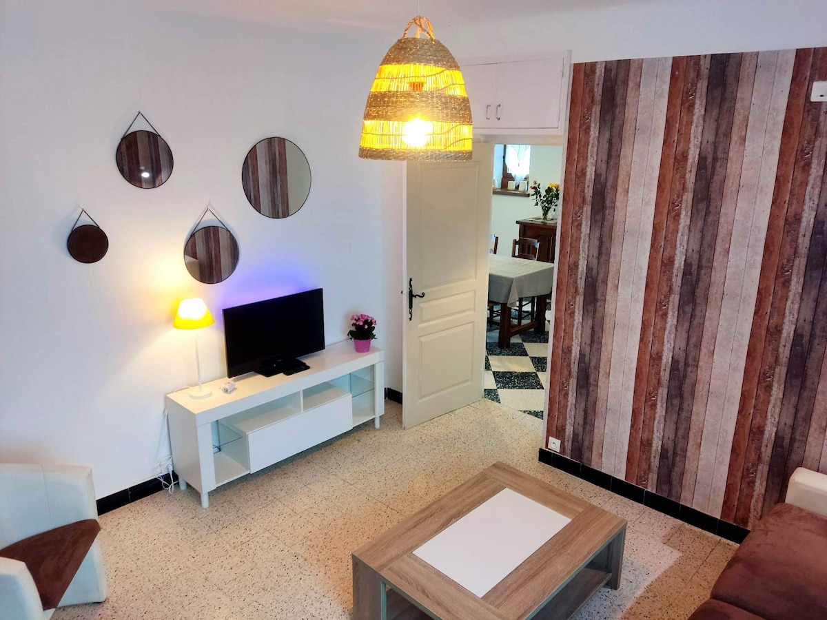 Дневната соба. Има удобен кабриолет во кој може да се смести 8-ми и 9-ти кревет.