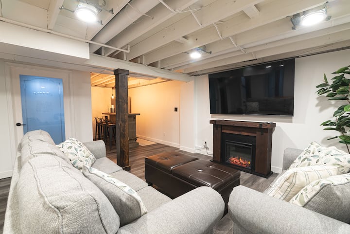 楼下带电壁炉的休闲空间