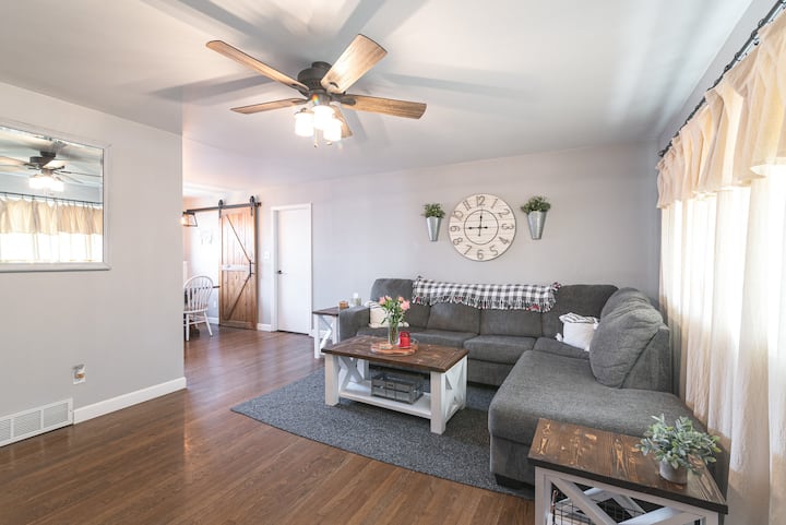 在楼上享受额外的起居空间！