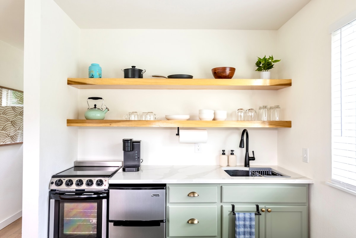 Extended Stay Perfection: Cozy & Bright Tiny Gem!
