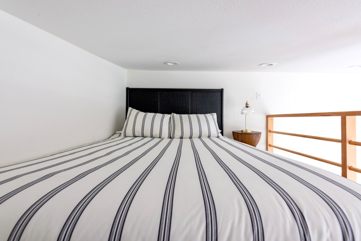 Extended Stay Perfection: Cozy & Bright Tiny Gem!