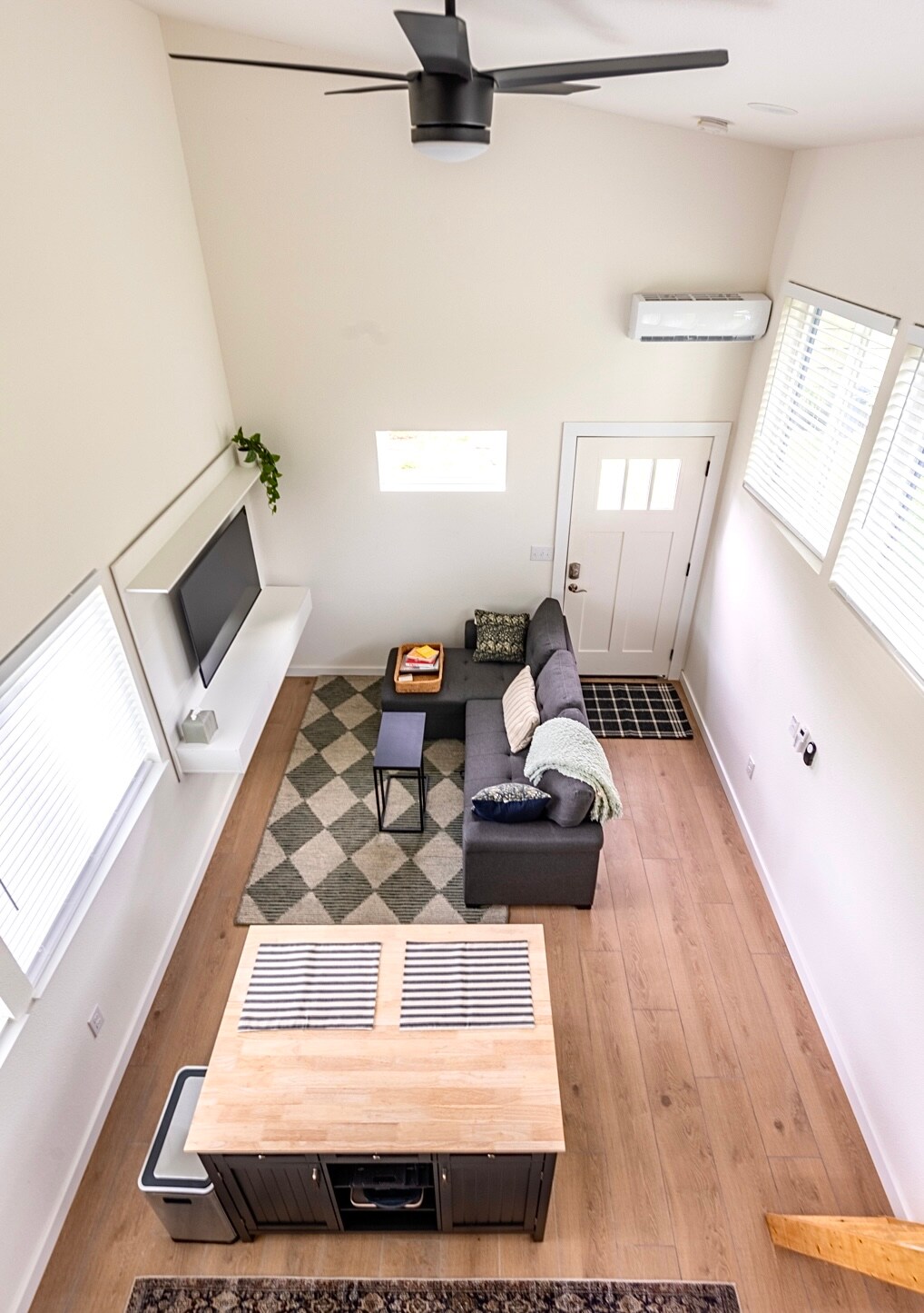 Extended Stay Perfection: Cozy & Bright Tiny Gem!