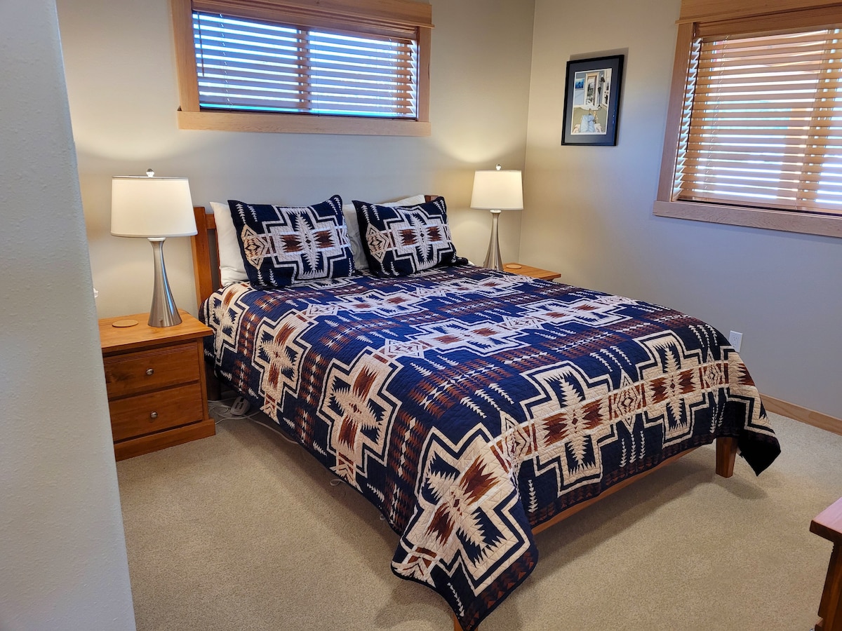 Druga spavaća soba s bračnim krevetom i kupaonicom.