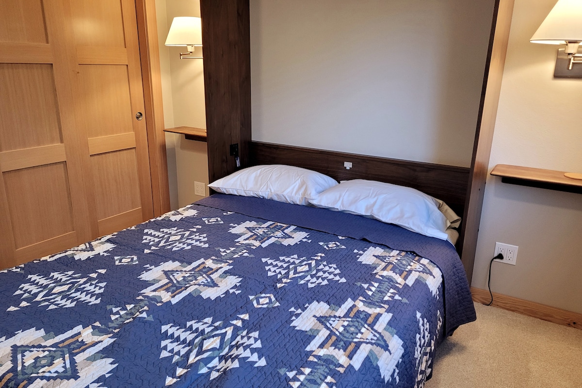 Prva spavaća soba s bračnim krevetom.