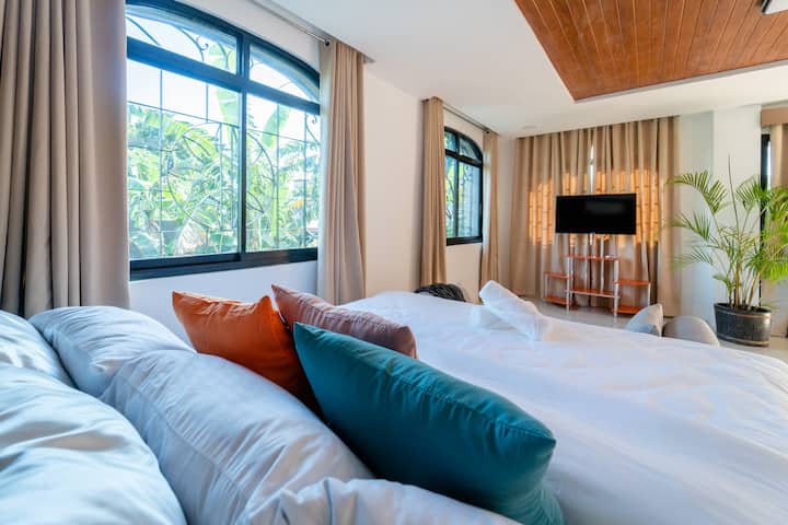 Krevati i mjeshtrave në katin e 2-të ka një krevat dopio "king", televizor 40", krevat dopio" queen "në një krevat marinari me shkumë kujtese, stacion pune të dedikuar, dollap, perde të errëta, karrige Kleopatra, 10 jastëkë dhe komodina të trasha dhe hyrje në ballkon.