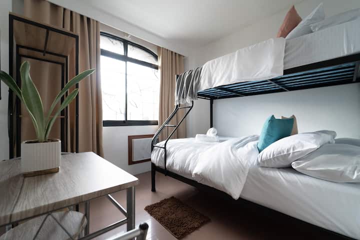 Dhoma e ametistit në katin e 2-të vjen me krevat tek, tavolinë pune me dy karrige, dollap të hapur, kondicioner elektrik, perde të errëta, shkumë kujtese, 6 jastëkë, komodinë të trashë, televizor 32"dhe varëse rrobash (jo në fotografi). 