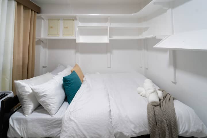 Dhoma e garnetit në katin e parë ka krevat të plotë, rafte për rroba të palosura, kondicioner portativ, perde të errëta, 4 jastëkë, komoditet të trashë dhe një hyrje të veçantë nga porti i makinave. 