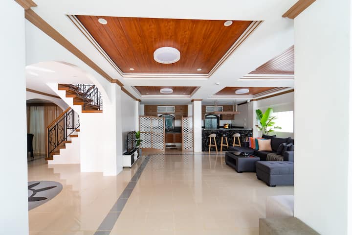 Ambient i bollshëm ndenjjeje me televizor 50", divan me tavolinë, kënd mëngjesi dhe tavolinë zyre me karrige. Njësi portative e ajrit të kondicionuar që gjendet në dhomën e Garnetit në katin e parë. Ajri i kondicionuar i dhomës së ndenjjes do të instalohet më 17.03.2023. 