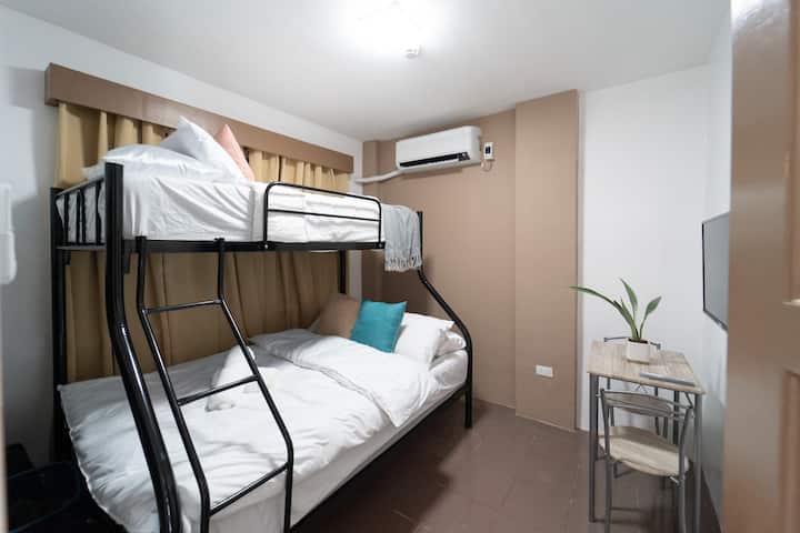 Dhoma Peridot në katin e 2-të vjen me krevat tek, tavolinë pune me dy karrige, dollap të hapur (jo në fotografi), ajër të kondicionuar të llojit të ndarë, perde të errëta, shkumë kujtese, 6 jastëkë, komodinë të trashë, televizor 32"dhe varëse rrobash (jo në fotografi). 