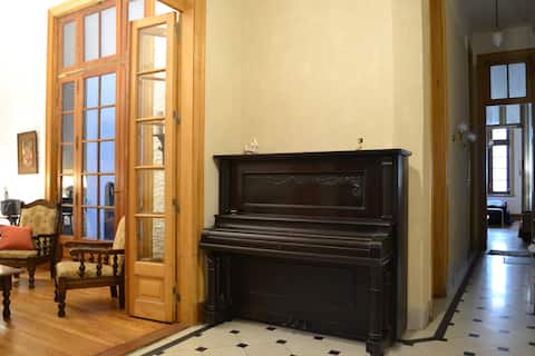 Top Airbnb: Beautiful, spacious, warm and historic, on the ground floor. en Balvanera