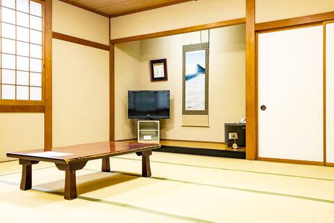 Main building/With free Wi-Fi/5 ppl