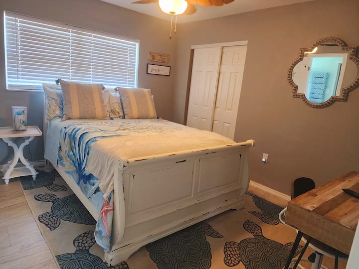 La chambre principale dispose d'un lit confortable.  Il y a un bureau pour vos besoins professionnels ou Internet.