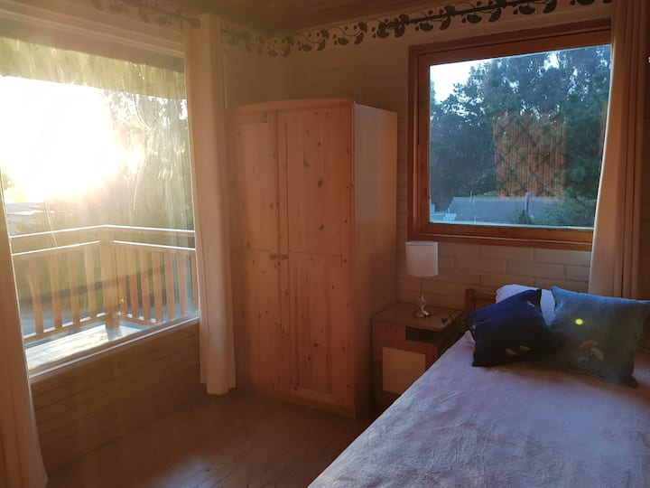 غرفة بسرير بمساحة واحدة، وفراشها المناسب وفقًا للوقت من السنة
تحتوي الغرفة على مخرج إلى الشرفة،  استمتع بإطلالة ممتازة