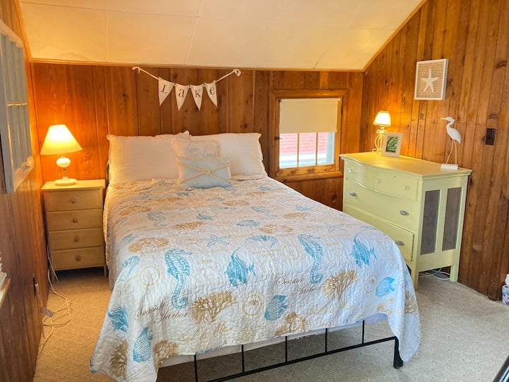 Тюркоазна спалня с двойно легло