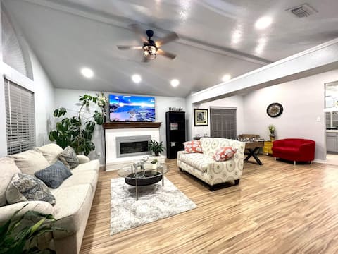 Newly Renovated Beautiful Family Friendly Home!