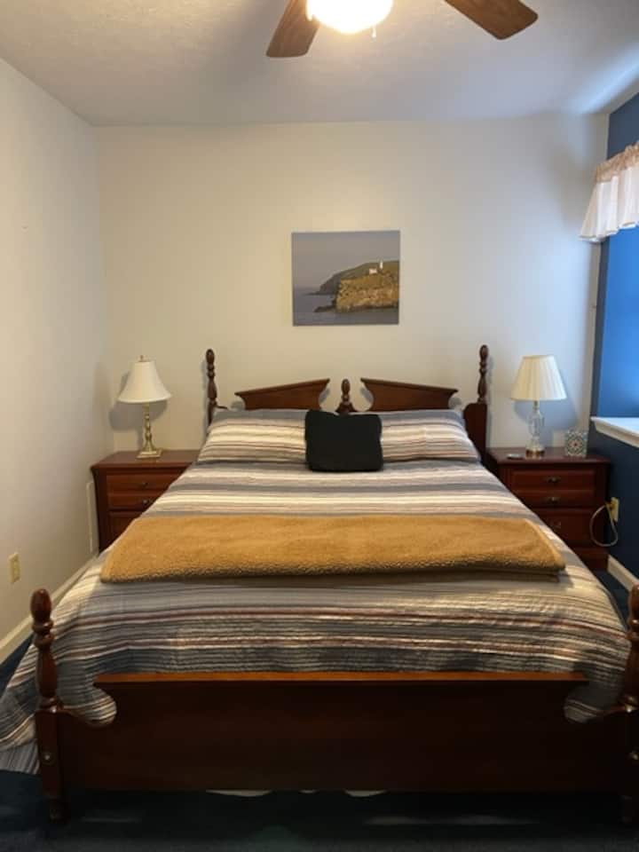 تقع غرفة النوم 1 (الغرفة الزرقاء) قبالة منطقة المعيشة. سرير بحجم كوين وخزانة ملابس وتلفزيون وخزانة ملابس كبيرة.