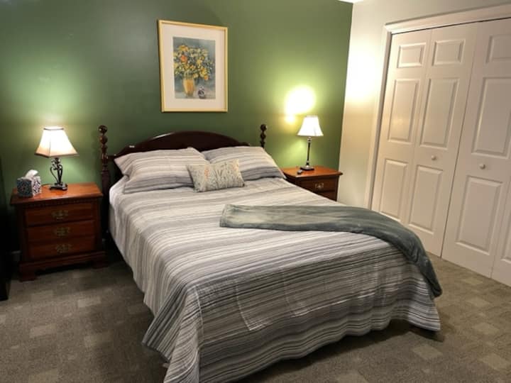 تقع غرفة النوم 2 (الغرفة الخضراء) قبالة غرفة الطعام مباشرة وتفتح على فناء خارجي صغير. سرير بحجم كوين وخزانة ملابس وتلفزيون وخزانة ملابس كبيرة.