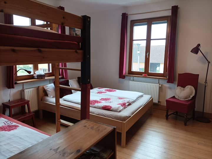 The Red Room: 
una cama doble (160x200), una litera (también para adultos: 90x200), colchones o cunas adicionales posibles.  Persianas y cortinas opacas