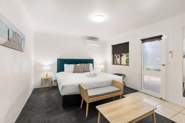 5 Bedroom Luxury Home Korora gallery image 5