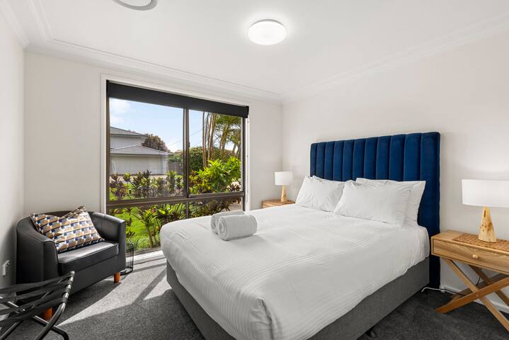 5 Bedroom Luxury Home Korora gallery image 4