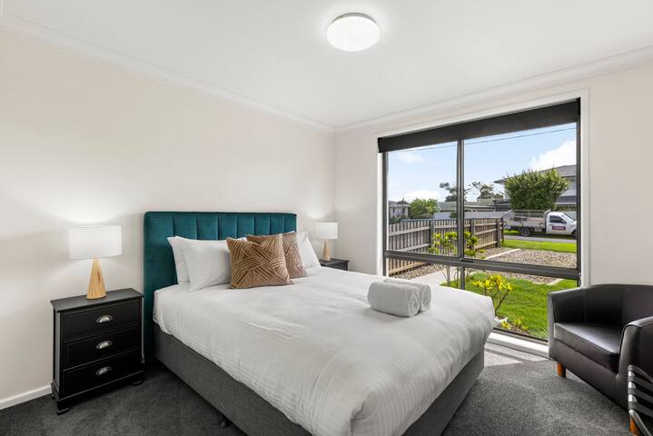 5 Bedroom Luxury Home Korora gallery image 2