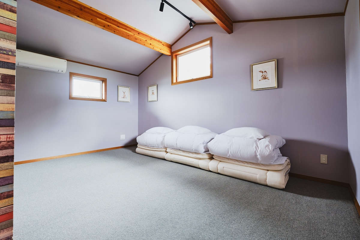 Komplet futona u igraonici
？ Obično nije podešen.