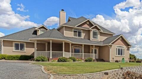 Sunshine Lake House with Beautiful Lake View