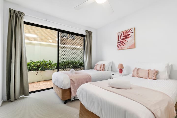 Second bedroom with 2 single beds