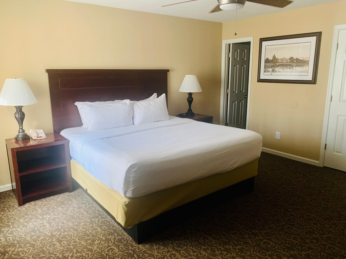 เตียงคิงไซส์ที่สะดวกสบายในห้องหลัก 