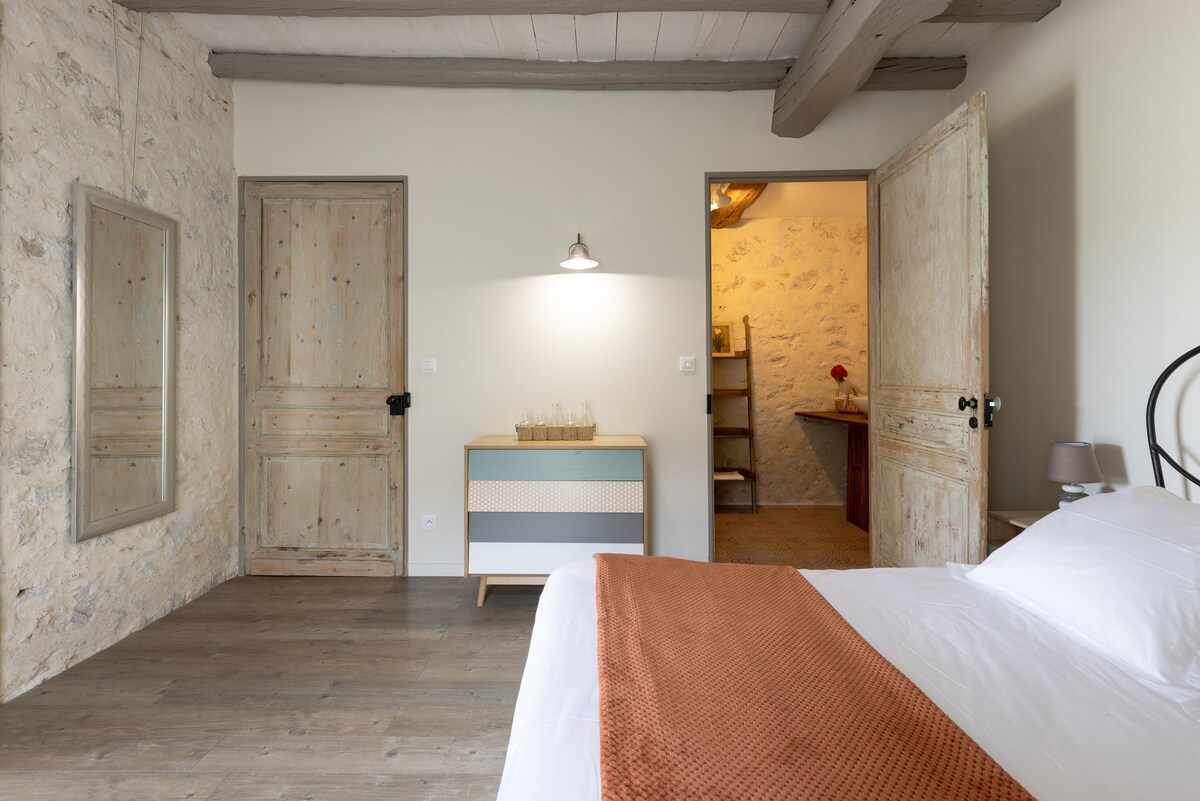 ห้องนอนขนาดใหญ่พร้อมห้องน้ำและห้องสุขาแยกต่างหาก